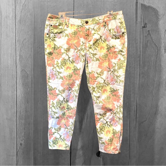 Massini Jeans 6 Massini Floral Cropped Jean Pants In Creams With